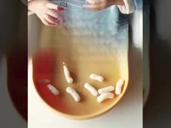 Roze kinderbak, lepel en kom met compartimenten